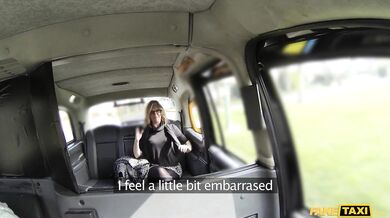 Nadržaná MILFka predviedla absolútne luxusné fajčenie a nakoniec dostala poriadny náklad na tvár