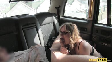 Nadržaná MILFka predviedla absolútne luxusné fajčenie a nakoniec dostala poriadny náklad na tvár