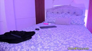 Prsatá mačka s veľkou prdelou sa hrá so svojou sladkou pičou a dráždi sa vibrátorom