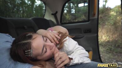 Mladá medička vymenila svoju tesnú piču za prachy na školné