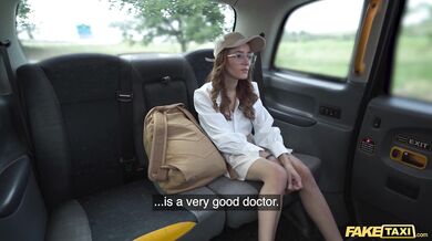 Mladá medička vymenila svoju tesnú piču za prachy na školné