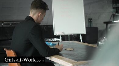 Nadržaná Anita Rover sa v parku vôbec nehanbila a nechala si poriadne pretiahnuť kundu