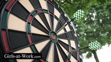 Nadržaná Anita Rover sa v parku vôbec nehanbila a nechala si poriadne pretiahnuť kundu