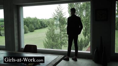 Nadržaná Anita Rover sa v parku vôbec nehanbila a nechala si poriadne pretiahnuť kundu