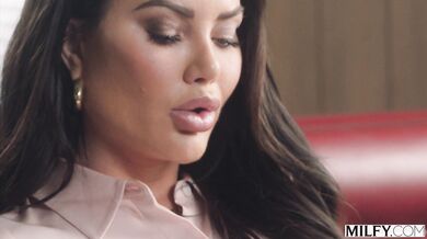 Gorgeous Bubble Butt MILF Savanah Storm Gets Stretched Out