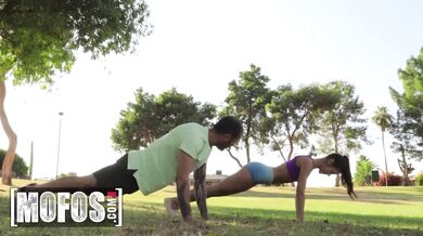 Trenérka Catalina Ossa si nechala venku pořádně protáhnout kundu i zadek