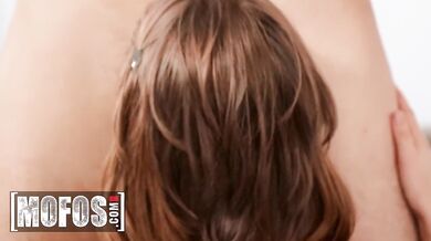 Dakota Burns se nadrženě vyprstila a pak nechala JMaca, ať jí brutálně rozmrdá kundu