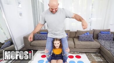 Dakota Burns se nadrženě vyprstila a pak nechala JMaca, ať jí brutálně rozmrdá kundu