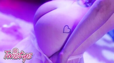 Poctivé prstovanie dierky Lilly Bell v bielej svadobnej súprave