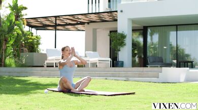 Sused brutálne roztiahol ohybnú Alexu Martens