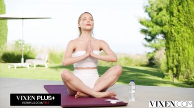 Sused brutálne roztiahol ohybnú Alexu Martens