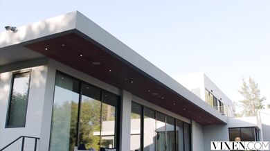 Kráľovná sesterstva Janice Griffith dostala brutálnu nálož do kundy