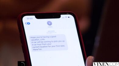 Sleduj jak zrzka s brunetou venku střídají péro v doggy stylu i na koníčka