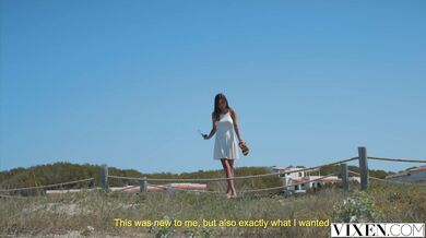 Sleduj jak zrzka s brunetou venku střídají péro v doggy stylu i na koníčka