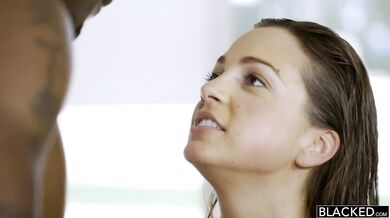 Abigail Mac a jej prvý drsný nárez s obrím čiernym károm