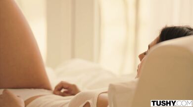 Krásna Eva Lovia a jej prvý drsný dvojitý prienik do oboch otvorov