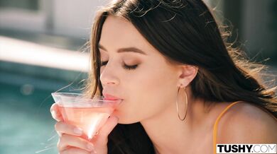 Brutální anální výplach Lany Rhoades zakončený obřím gapem