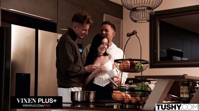 Nadržaná Britney Dutch dostala brutálnu DP nálož do piče a riti od dvoch tlstých károv