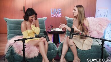 Přírodní kráska Angel Youngs s chutí vylízala lahodnou píču sexy Hazel Heart