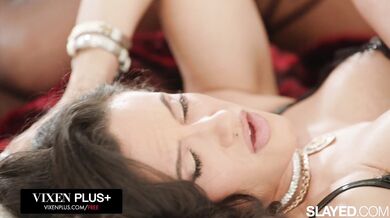 Hot Blonde MILF Phoenix Marie Sits On Pussy-Hungry Penny Barber's Face