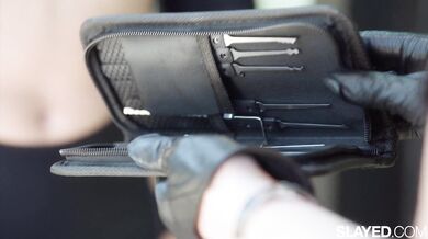 Kyproučká nezbednice Valentina Nappi drsně ojela Nicole Vaunt skleněným dildem