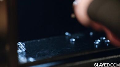 Kyproučká nezbednice Valentina Nappi drsně ojela Nicole Vaunt skleněným dildem