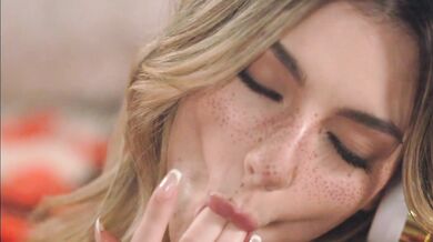 Gorgeous Charlotte Stokley Rides Tiny Demi Hawks' Eager Face