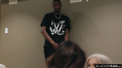 Emma Rosie a Isabella Jules se střídají v dělání se na Hollywoodově obřím BBC