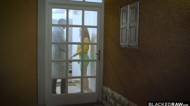 Žhavá ryšavka túži po obrovskom čiernom čuráku a nemôže sa dočkať poriadneho nárezu