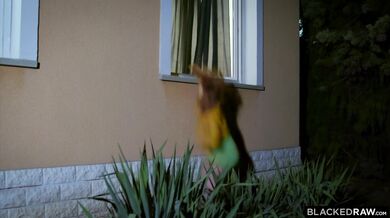 Žhavá ryšavka túži po obrovskom čiernom čuráku a nemôže sa dočkať poriadneho nárezu