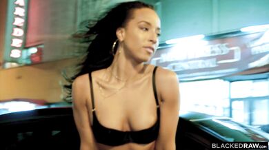 Teanna sa vracia na scénu a má neskutočnú chuť na poriadny čierny čurák