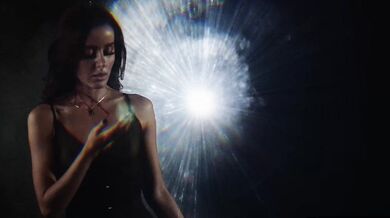 Dokonalá kráska Vanna Bardot si vôbec po prvýkrát vyskúšala „airtight“ s tromi pérami naraz