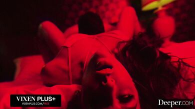 Dokonalá kráska Vanna Bardot si vôbec po prvýkrát vyskúšala „airtight“ s tromi pérami naraz