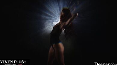 Dokonalá kráska Vanna Bardot si vôbec po prvýkrát vyskúšala „airtight“ s tromi pérami naraz