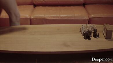 Nádherná ryšavka Little Dragon prežíva intenzívny tajný románik s obrovským čiernym pérom