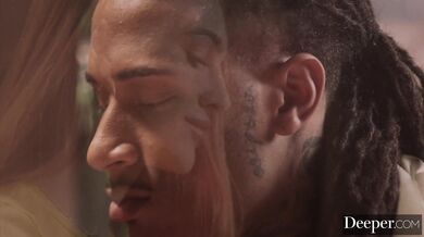 Nádherná ryšavka Little Dragon prežíva intenzívny tajný románik s obrovským čiernym pérom