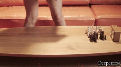 Nádherná ryšavka Little Dragon prežíva intenzívny tajný románik s obrovským čiernym pérom