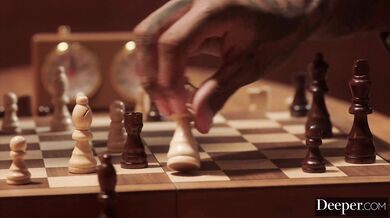 Nádherná ryšavka Little Dragon prežíva intenzívny tajný románik s obrovským čiernym pérom