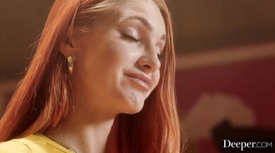 Nádherná ryšavka Little Dragon prežíva intenzívny tajný románik s obrovským čiernym pérom