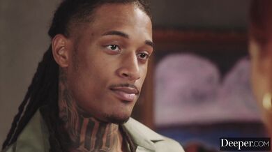 Nádherná ryšavka Little Dragon prežíva intenzívny tajný románik s obrovským čiernym pérom