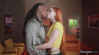 Nádherná ryšavka Little Dragon prežíva intenzívny tajný románik s obrovským čiernym pérom