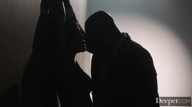 Nadržená a spoutaná kráska Alina Lopez si užila intenzivní trojku ve všech polohách