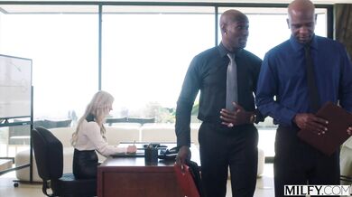 Obdarená blonďavá MILFka Andie Anderson neodolala obriemu čiernemu péru urasteného borca