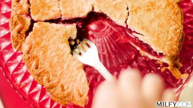 Obdarená blonďavá MILFka Andie Anderson neodolala obriemu čiernemu péru urasteného borca