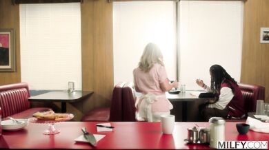 Obdarená blonďavá MILFka Andie Anderson neodolala obriemu čiernemu péru urasteného borca