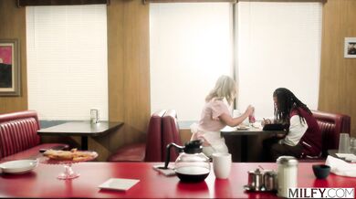 Obdarená blonďavá MILFka Andie Anderson neodolala obriemu čiernemu péru urasteného borca