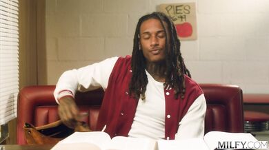 Obdarená blonďavá MILFka Andie Anderson neodolala obriemu čiernemu péru urasteného borca