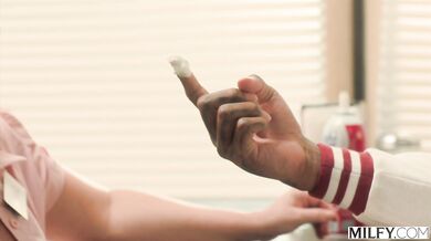 Obdarená blonďavá MILFka Andie Anderson neodolala obriemu čiernemu péru urasteného borca