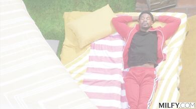 Blonďavá MILFka túži po obrovskom čiernom pére a užije si divoký sex pri bazéne na záhrade