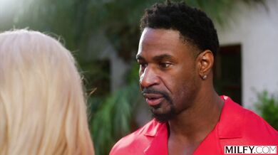 Blonďavá MILFka túži po obrovskom čiernom pére a užije si divoký sex pri bazéne na záhrade